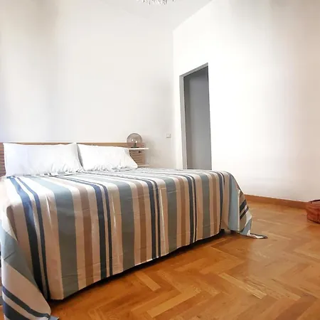 Pisani 19 דירה *